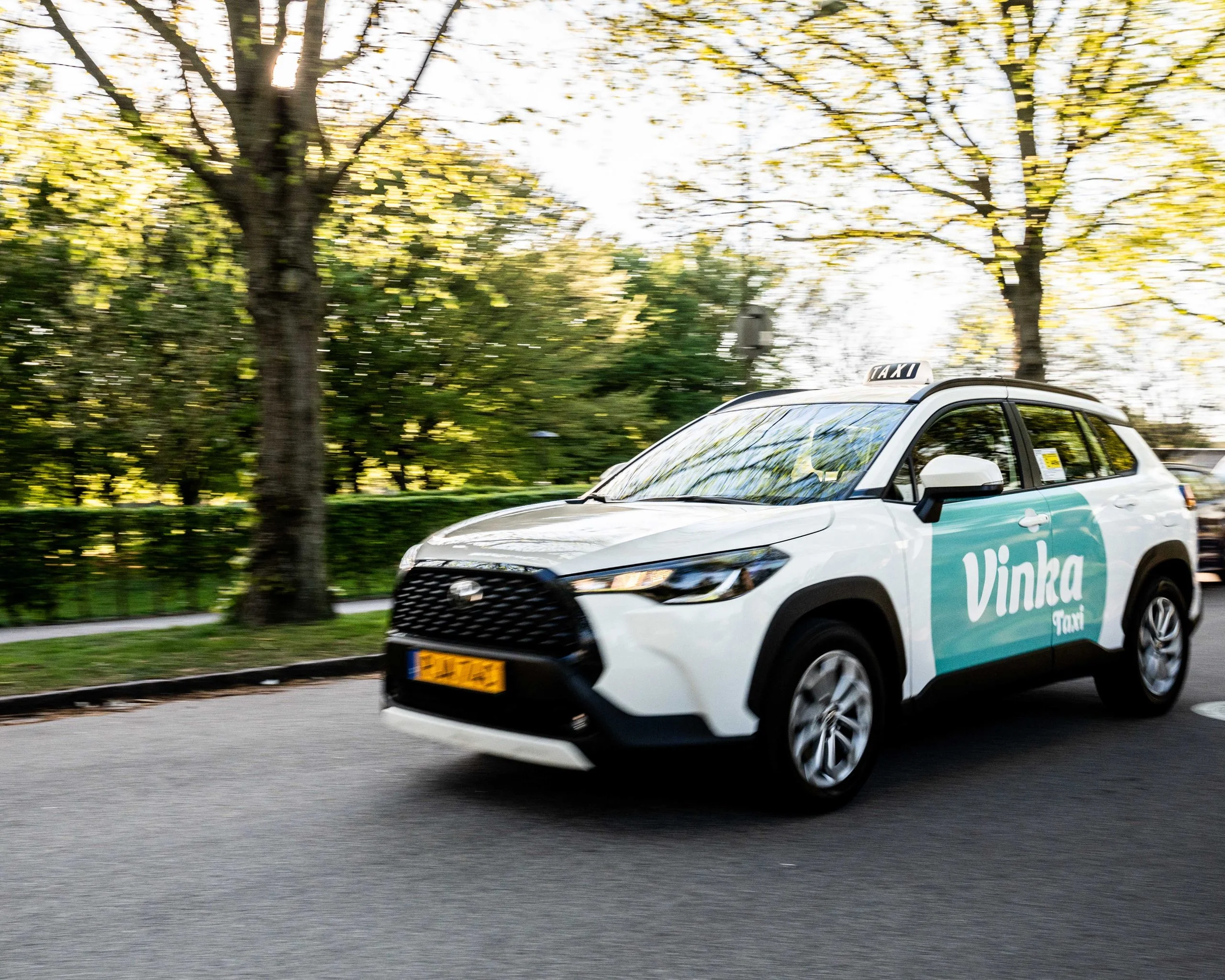 En Vinka Taxi på väg genom staden